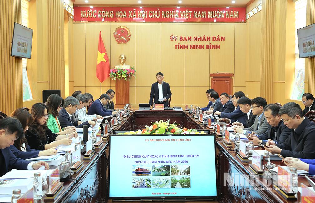 Đồng ch&iacute; Trần Song T&ugrave;ng, Ủy vi&ecirc;n Ban Thường vụ Tỉnh ủy, Ph&oacute; Chủ tịch Thường trực UBND tỉnh, Chủ tịch Hội đồng thẩm định điều chỉnh Quy hoạch tỉnh Ninh B&igrave;nh thời kỳ 2021-2030, tầm nh&igrave;n đến năm 2050 chủ tr&igrave; phi&ecirc;n họp.