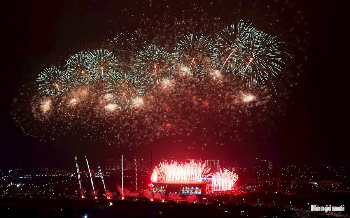 M&atilde;n nh&atilde;n m&agrave;n ph&aacute;o hoa đặc biệt ch&agrave;o mừng th&agrave;nh c&ocirc;ng Đại hội XIV của Đảng