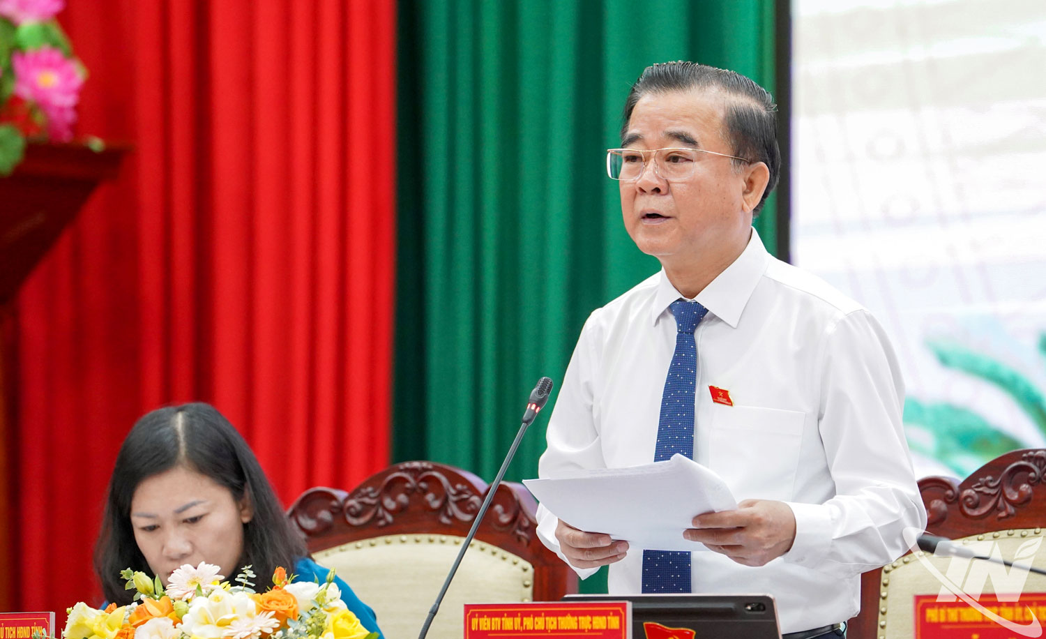 Đồng chí Phó Chủ tịch Thường trực HĐND tỉnh Đỗ Đức Công điều hành phiên thảo luận tại hội trường về các nội dung tại Kỳ họp.