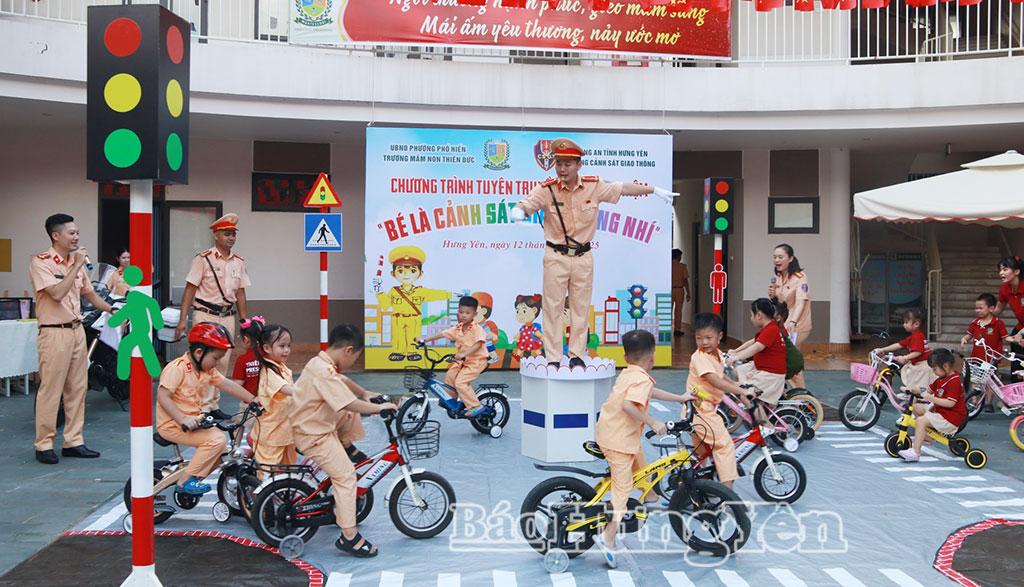 Học sinh mầm non tham gia trải nghiệm điều khiển phương tiện theo tình huống giả định.