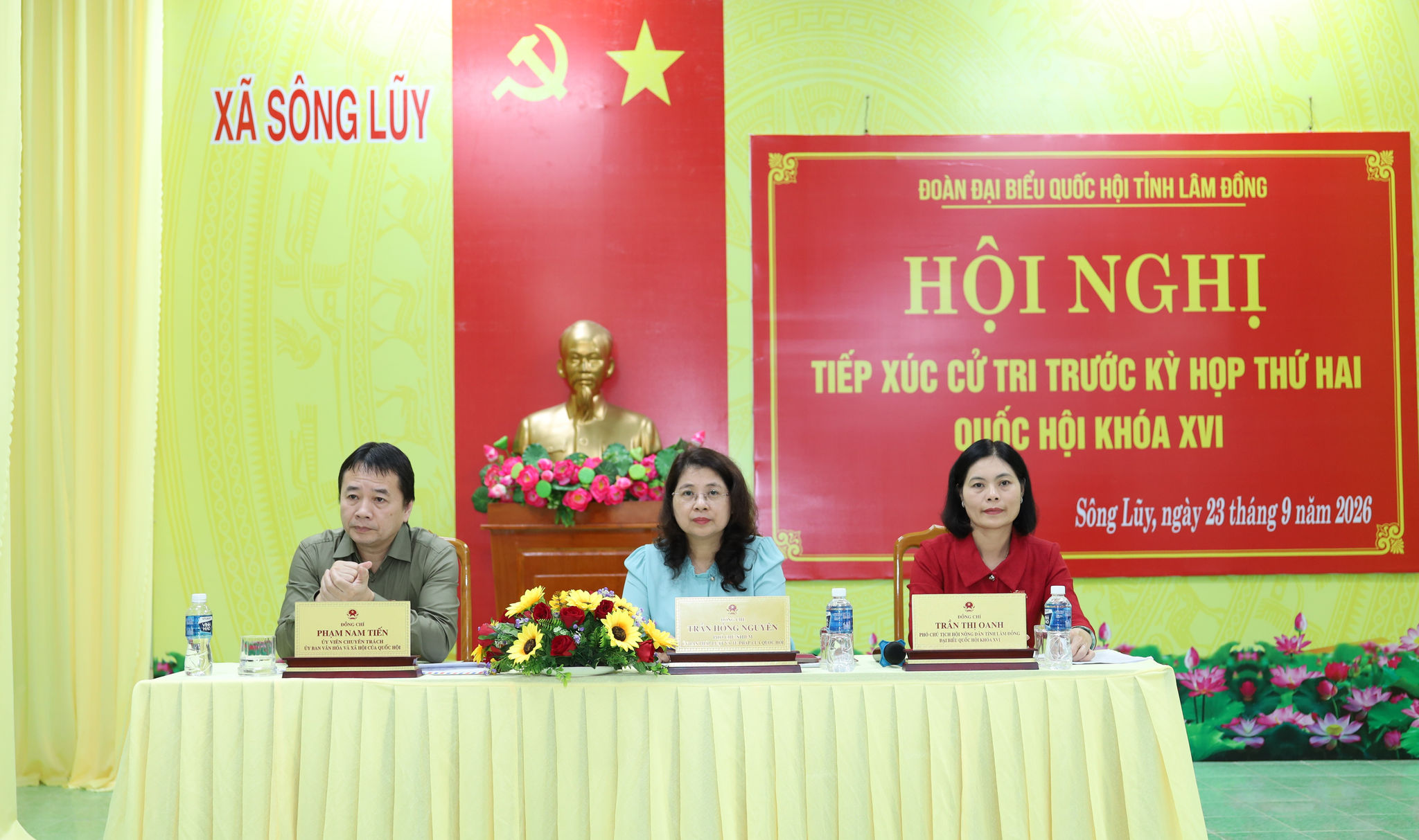 Bà Trần Hồng Nguyên (giữa), Phó Chủ nhiệm Ủy ban Pháp luật và Tư pháp của Quốc hội; ông Phạm Nam Tiến (ngoài cùng bên trái), Ủy viên chuyên trách Ủy ban Văn hóa và Xã hội của Quốc hội; bà Trần Thị Oanh (ngoài cùng bên phải) tạ