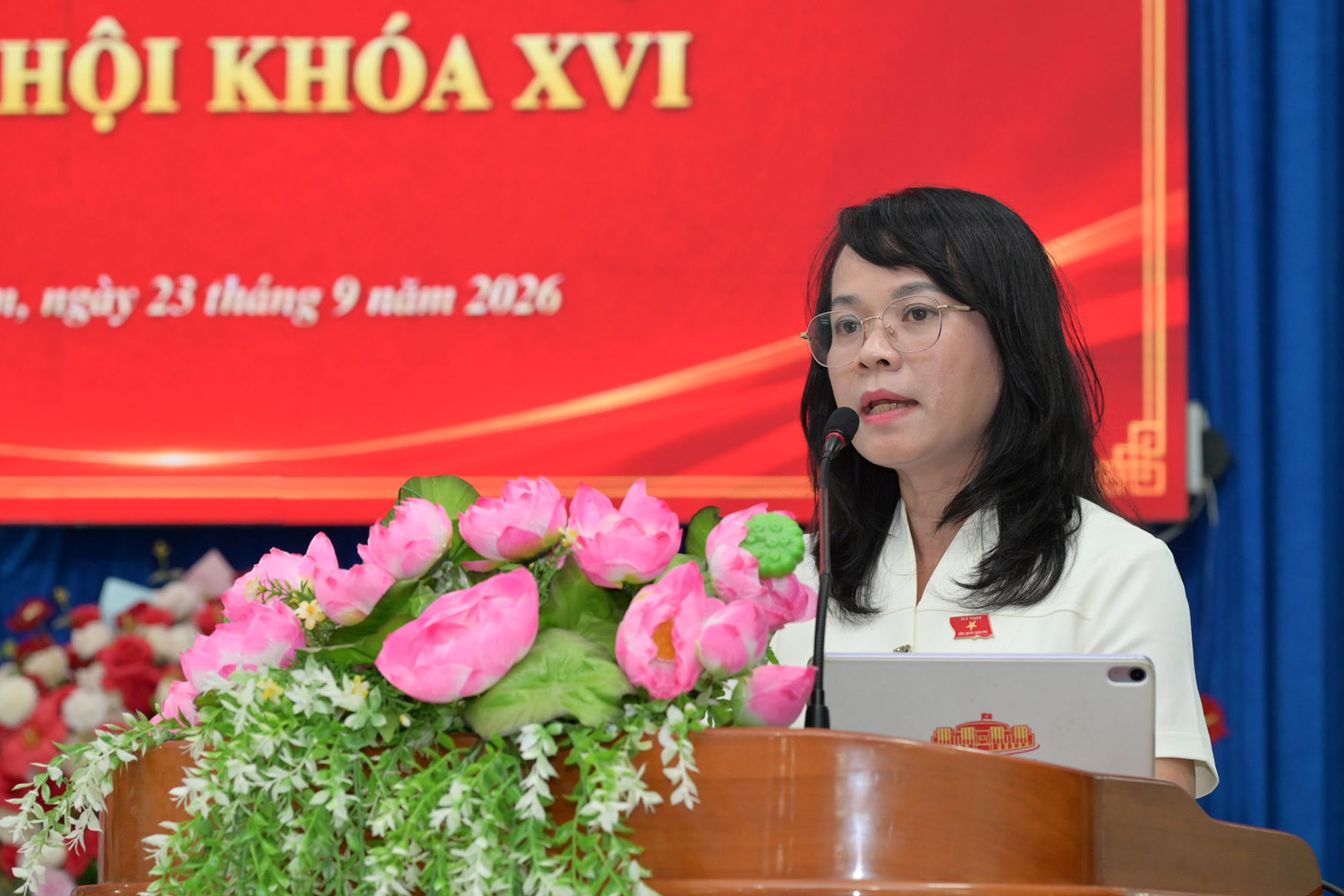 dbqh-pham-thi-hong-yen-uy-vien-chuyen-trach-uy-ban-kinh-te-va-tai-chinh-cua-quoc-hoi-trao-doi-voi-cu-tri-cac-noi-dung-thuoc-tham-quyen(1).jpg