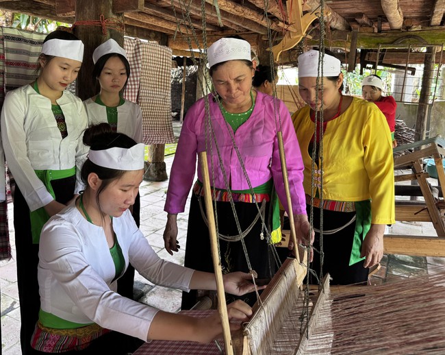 Phú Thọ: Phụ nữ Mường gìn giữ nghề dệt thổ cẩm – hướng phát triển kinh tế gắn với du lịch giúp giảm nghèo bền vững - Ảnh 2. Phú Thọ: Phụ nữ Mường gìn giữ nghề dệt thổ cẩm – hướng phát triển kinh tế gắn với du lịch giúp giảm nghèo bền vững - Ảnh 2.