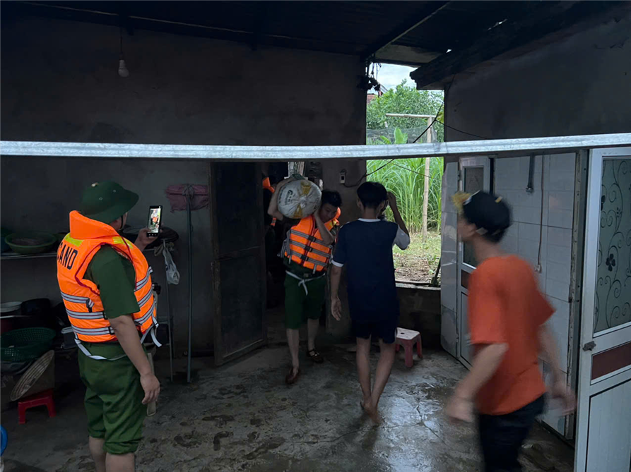 Tổ công tác Công an tỉnh phối hợp với Công an xã Thành Bình Thọ hỗ trợ người dân vận chuyến lúa, di dời tài sản đến nơi an toàn.