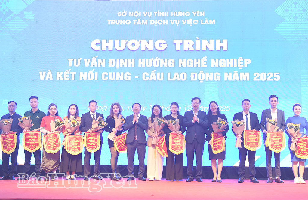 Lãnh đạo Sở Nội vụ trao hoa, cờ lưu niệm tặng các doanh nghiệp, cơ sở đào tạo, giáo dục nghề nghiệp tham gia chương trình.