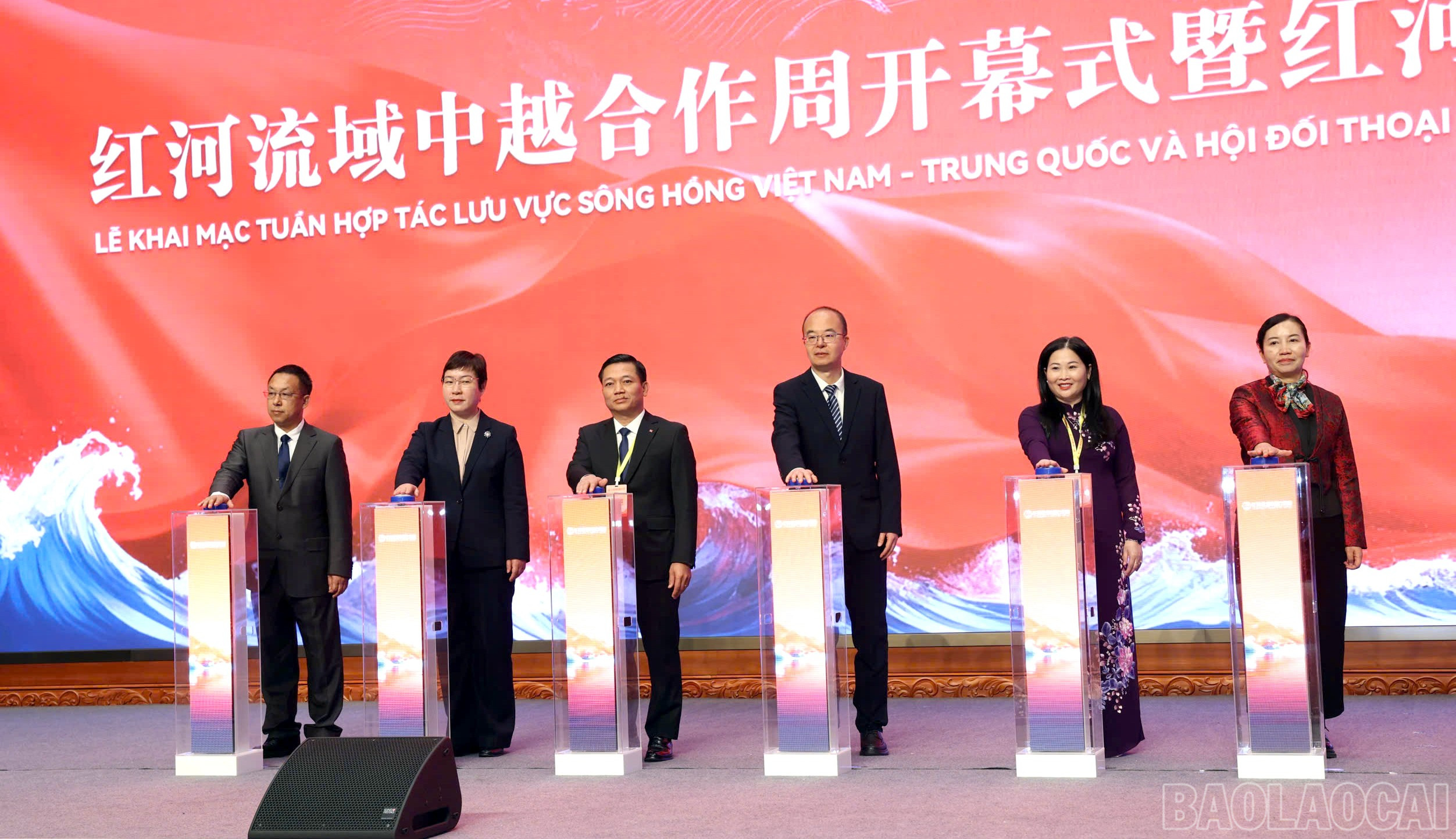 Lãnh đạo hai bên thực hiện nghi thức khai mạc Lễ hội sông Hồng - Tuần hợp tác Việt Nam - Trung Quốc. baolaocai-br_z7247420091366-de796cddc683b38385718be00b94f9b5.jpg