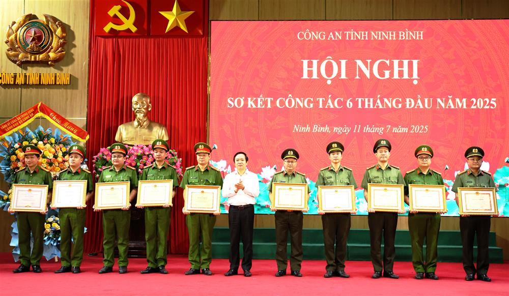 Đồng chí Phạm Quang Ngọc, Phó Bí thư Tỉnh ủy, Chủ tịch UBND tỉnh tặng Bằng khen cho 10 cá nhân.