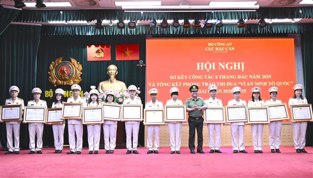 Thiếu tướng Phạm Văn Sơn trao Huy chương Vì an ninh Tổ quốc và Huy chương Chiến sĩ vẻ vang hạng Nhất tặng các cá nhân có thành tích xuất sắc.