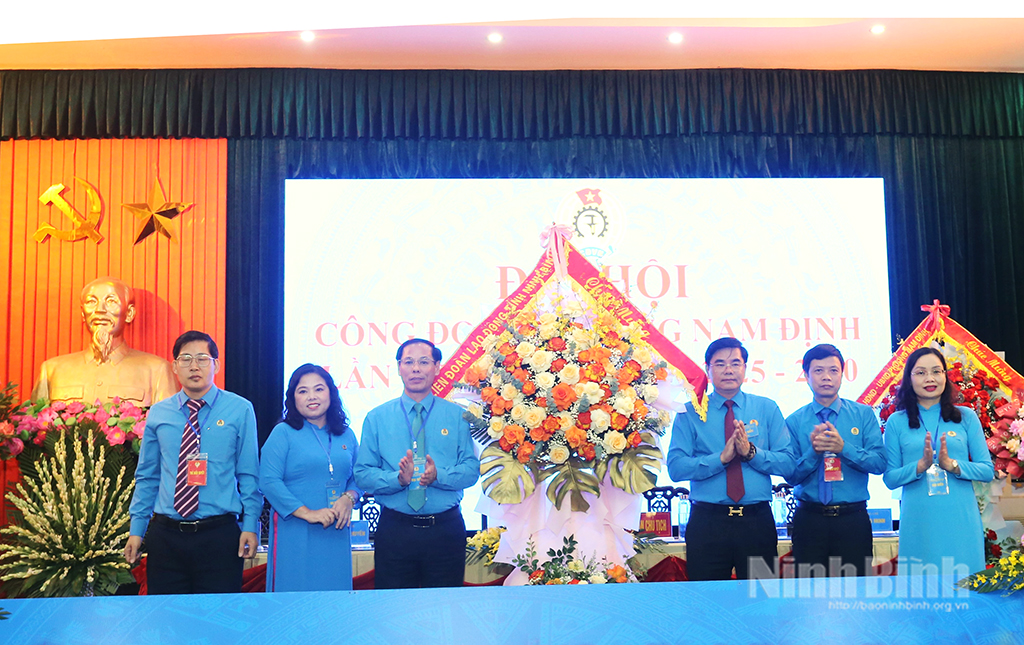 Đồng chí Nguyễn Hải Long, Tỉnh ủy viên, Phó Chủ tịch Ủy ban MTTQ Việt Nam tỉnh, Chủ tịch LĐLĐ tỉnh Ninh Bình tặng hoa chúc mừng Đại hội.