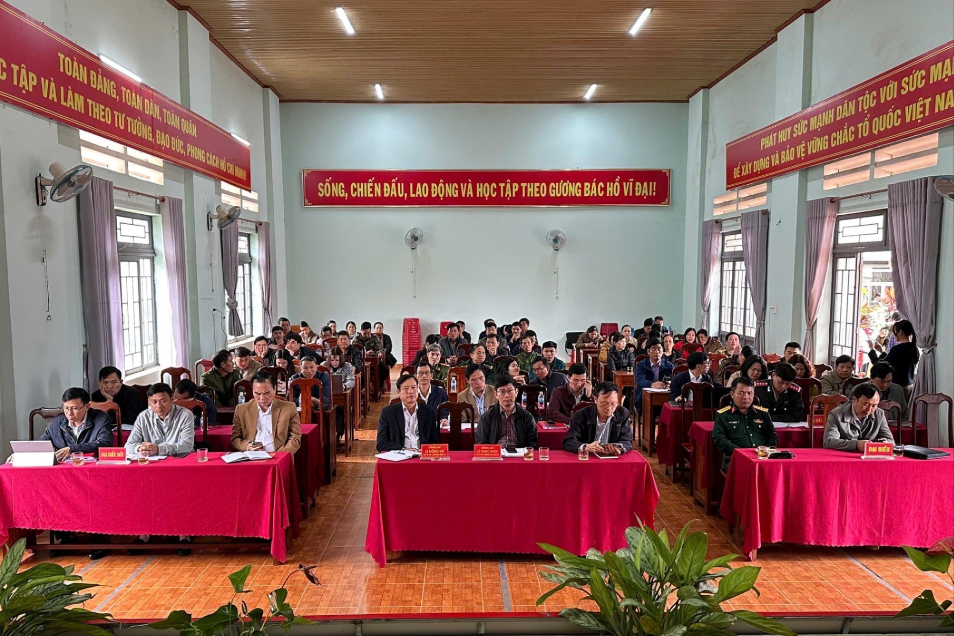 Quang cảnh buổi tiếp x&uacute;c cử tri x&atilde; Thuận Hạnh