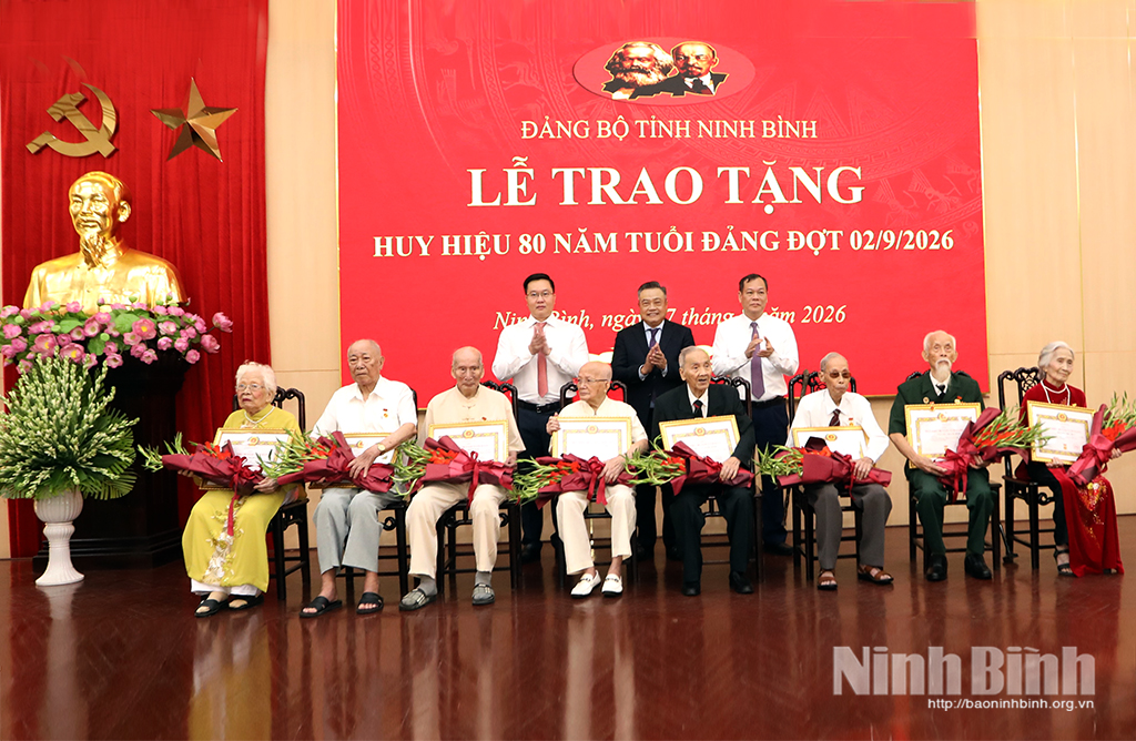 Các đồng chí: Chủ nhiệm Ủy ban Kiểm tra Trung ương Trần Sỹ Thanh; Phó Bí thư Thường trực Tỉnh ủy Trần Đăng Quỳnh; Phó Bí thư Tỉnh ủy, Chủ tịch HĐND tỉnh Lê Quốc Chỉnh chụp ảnh lưu niệm với các đảng viên lão thành nhận Huy hiệu 80 năm tuổi Đảng.