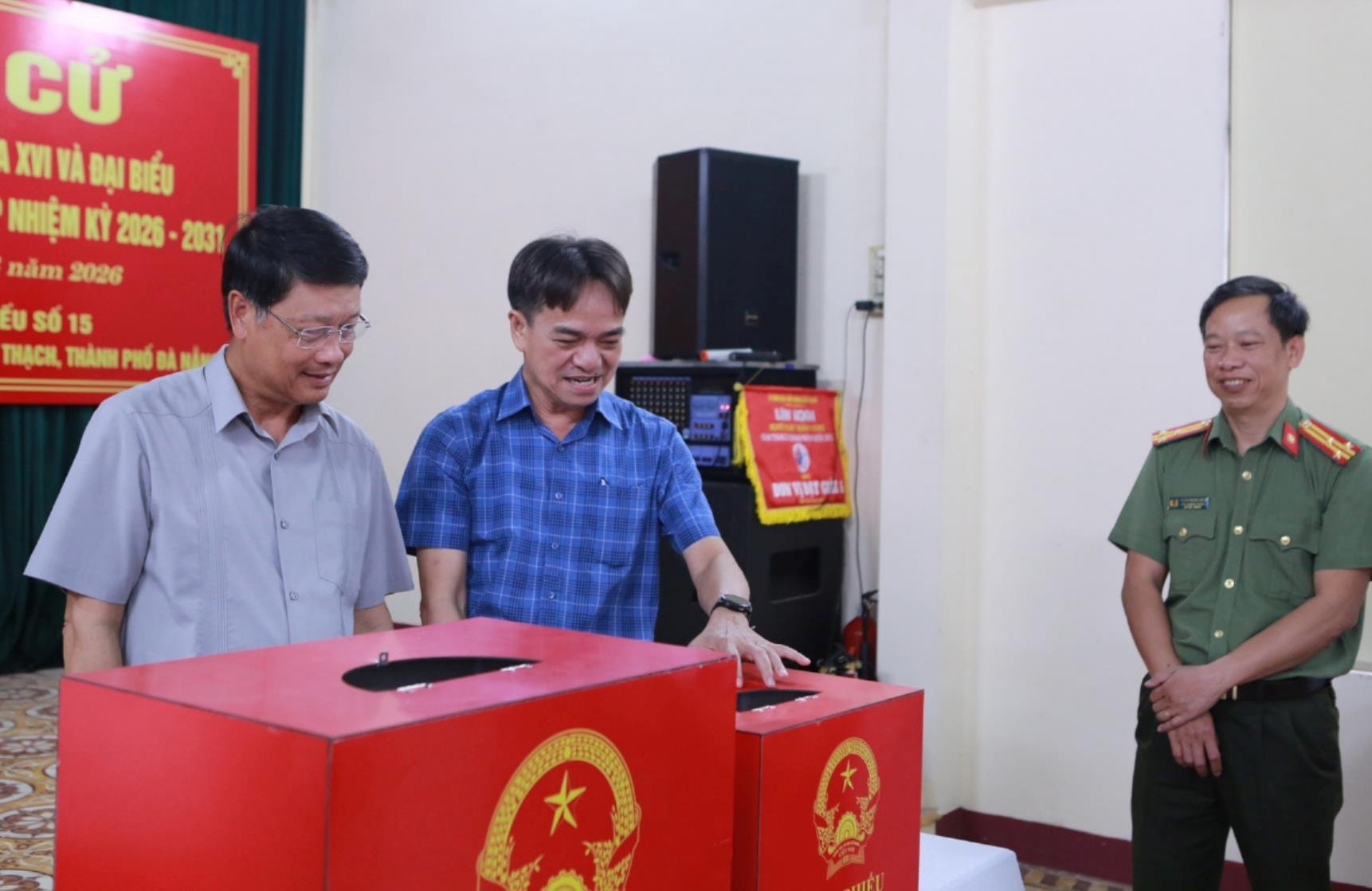 Phó Bí thư Thành ủy Ngô Xuân Thắng kiểm tra khu vực bỏ phiếu số 15 tại phường Bàn Thạch. Ảnh: T.CÔNG