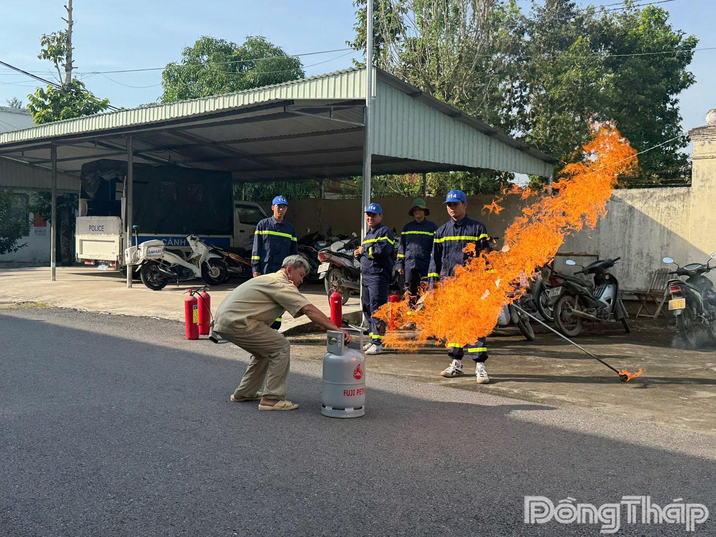 Lực lượng tham gia lớp tập huấn thực hiện kỹ năng dập tắt cháy bình ga