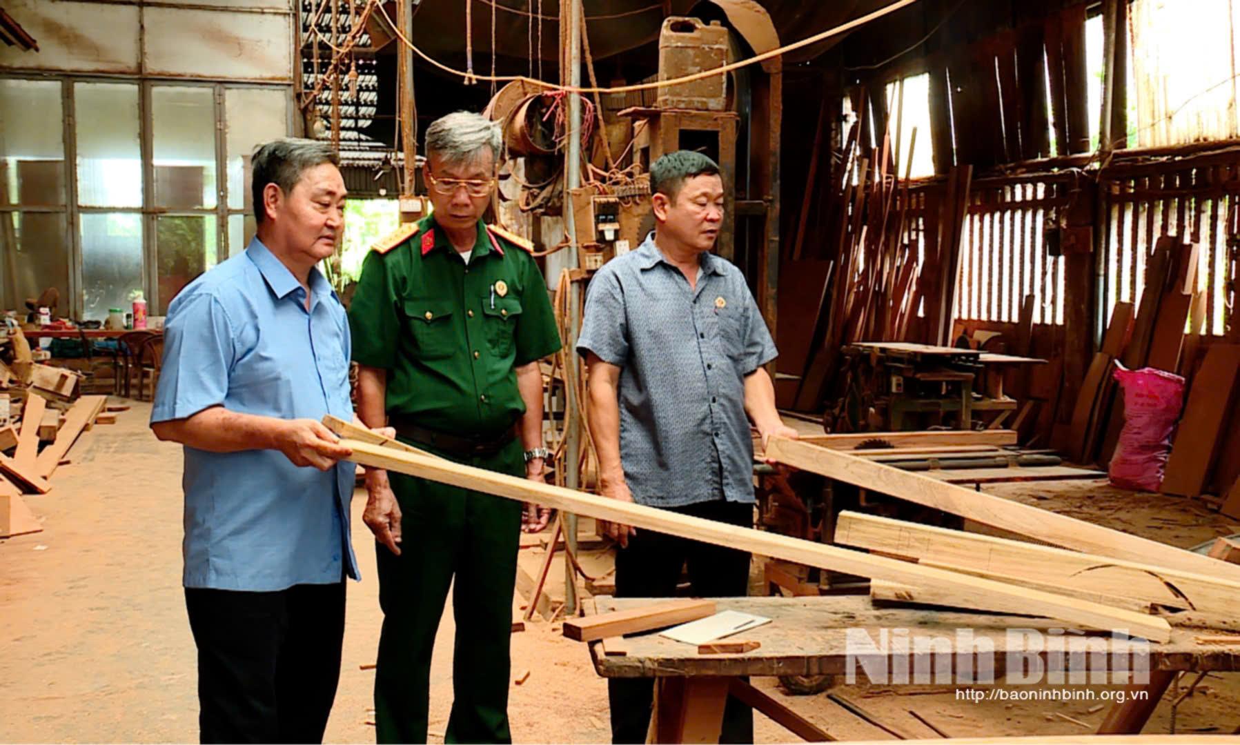 CCB Trần Xuân Kiểm (ngoài cùng bên trái) chia sẻ về các sản phẩm gỗ của xưởng.