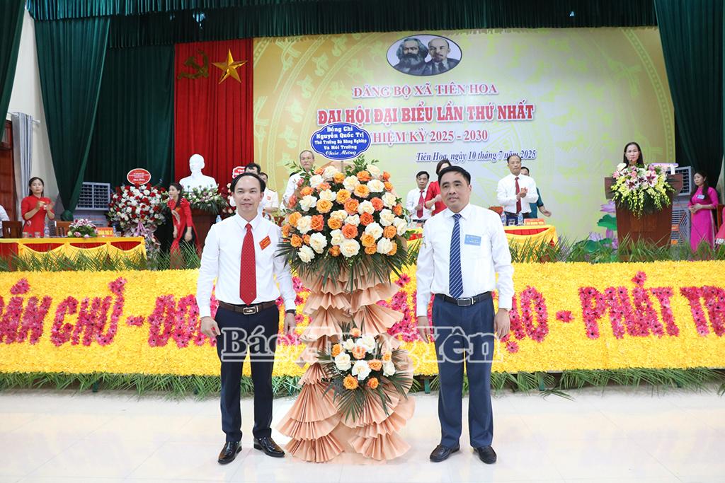 Đồng chí Nguyễn Quốc Trị, Thứ trưởng Bộ Nông nghiệp và Môi trường tặng hoa chúc mừng đại hội