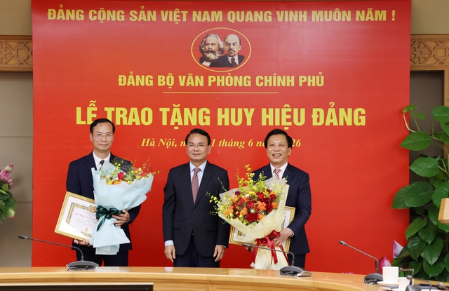 Trao Huy hiệu 30 năm tuổi Đảng cho đảng viên thuộc Đảng bộ Văn phòng Chính phủ- Ảnh 1. Trao Huy hiệu 30 năm tuổi Đảng cho đảng viên thuộc Đảng bộ Văn phòng Chính phủ- Ảnh 1.
