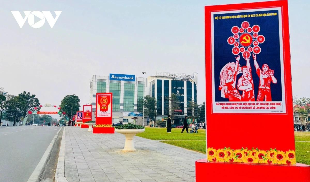 Đường phố L&agrave;o Cai rực rỡ sắc cờ ch&agrave;o mừng Đại hội lần thứ XIV của Đảng.