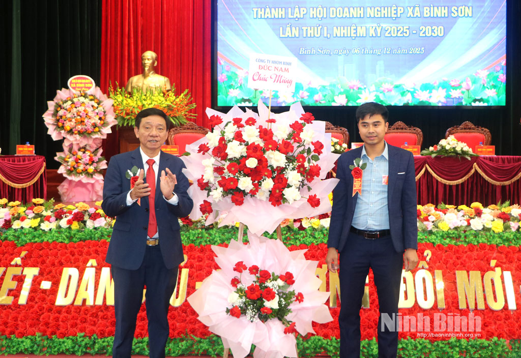 Các doanh nghiệp chức mừng Đại hội.