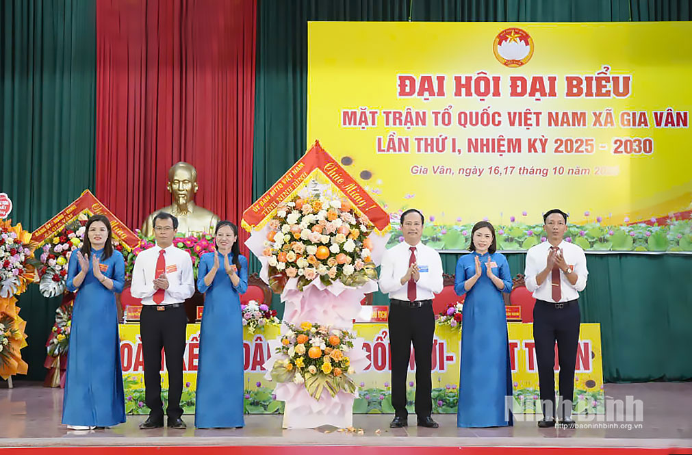 Lãnh đạo Ủy ban MTTQ Việt Nam tỉnh tặng hoa chúc mừng Đại hội.