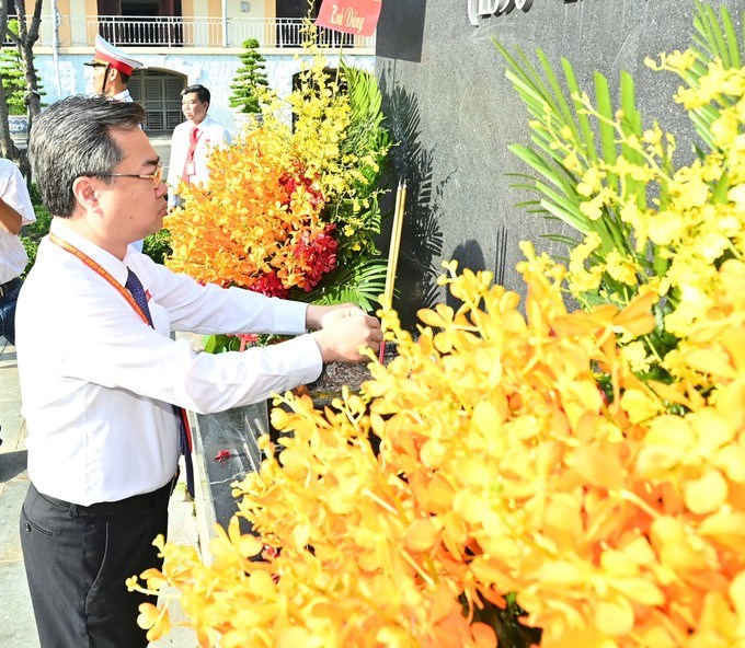 Phó Bí thư Thường trực Thành ủy, Bí thư Đảng ủy các cơ quan Đảng TPHCM Nguyễn Thanh Nghị dâng hương lên Chủ tịch Hồ Chí Minh. Ảnh: SGGP
