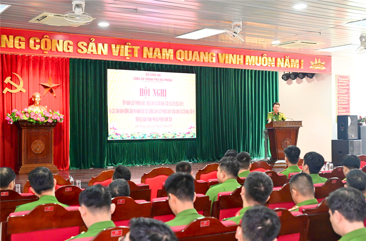 Cán bộ, chiến sĩ các đội công tác thuộc Phòng Cảnh sát PCCC và CNCH nghiêm túc tham gia lớp tập huấn.