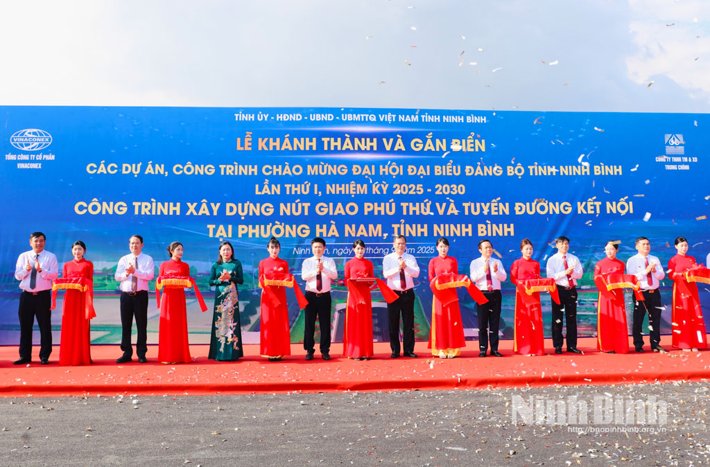 Các đồng chí Thường trực Tỉnh ủy và các đại biểu thực hiện nghi thức cắt băng khánh thành và gắn biển công trình nút giao Phú Thứ và tuyến đường kết nối tại xã Tiên Hiệp, thành phố Phủ Lý (cũ), nay thuộc phường Hà Nam.