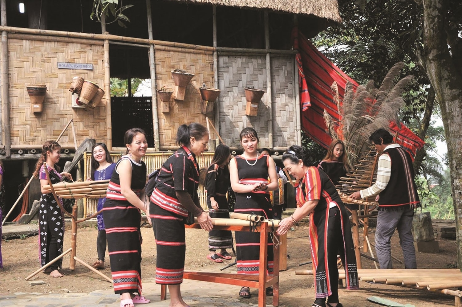 Trao truyền di sản văn hóa dân tộc thiểu số - Ảnh 1. Trao truyền di sản văn hóa dân tộc thiểu số - Ảnh 1.