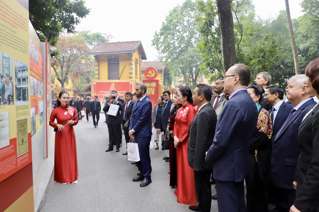 Đặc sắc kh&ocirc;ng gian triển l&atilde;m ch&agrave;o mừng Đại hội đại biểu to&agrave;n quốc lần thứ XIV của Đảng v&agrave; 76 năm quan hệ Việt Nam &ndash; Li&ecirc;n bang Nga  - Ảnh 4.