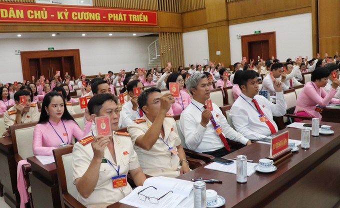 Các đại biểu biểu quyết tại đại hội (Ảnh SGGP)