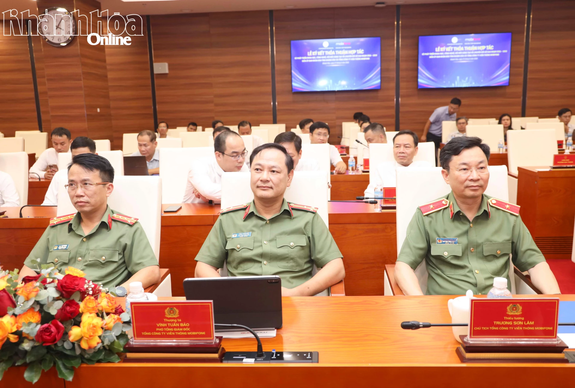 Lãnh đạo Tổng Công ty Viễn thông MobiFone dự lễ ký kết.