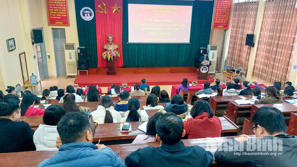 Quang cảnh lớp bồi dưỡng ch&iacute;nh trị d&agrave;nh cho đảng vi&ecirc;n mới.