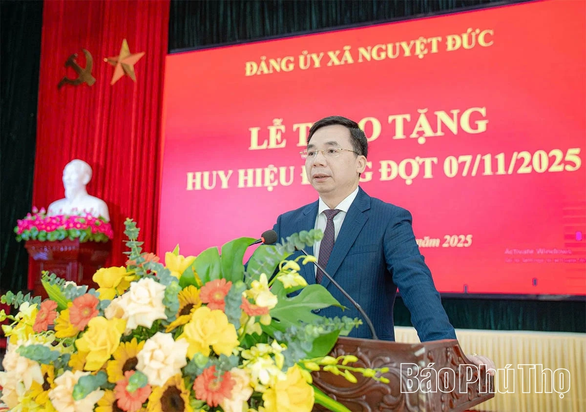 Phó Bí thư Tỉnh ủy Bùi Huy Vĩnh trao Huy hiệu Đảng cho các đảng viên xã Nguyệt Đức