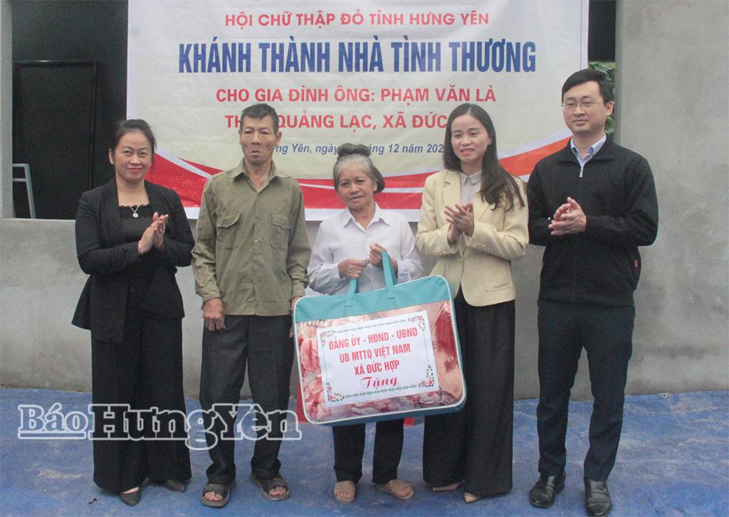 Lãnh đạo xã Đức Hợp trao quà tặng gia đình ông Phạm Văn Là.