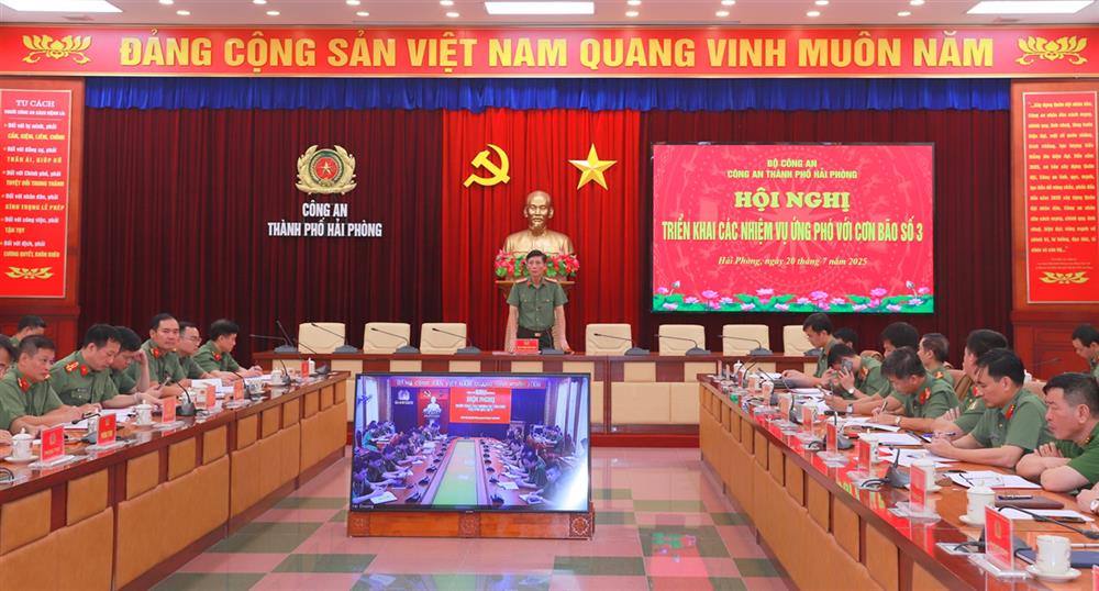 Đại tá Phạm Viết Dũng, Phó giám đốc Công an TP phát biểu chỉ đạo Hội nghị.