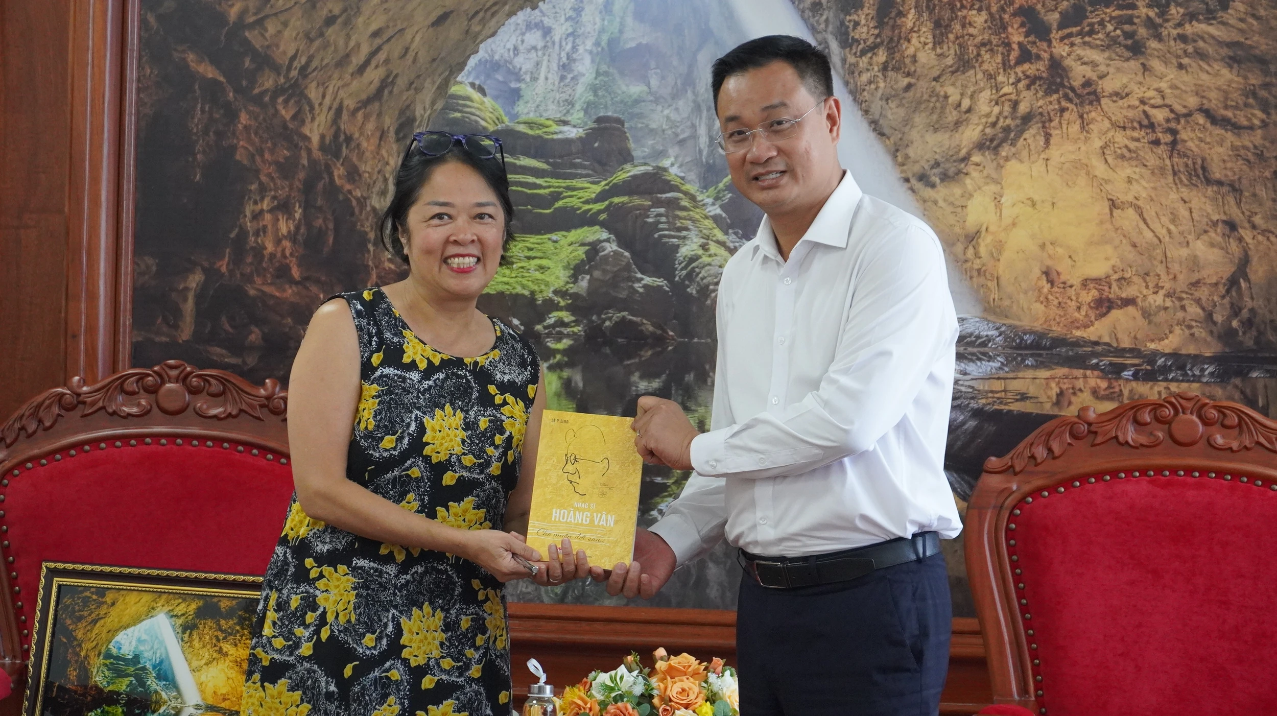 Bí thư Tỉnh ủy Lê Ngọc Quang tiếp đại diện gia đình Nhạc sĩ Hoàng Vân