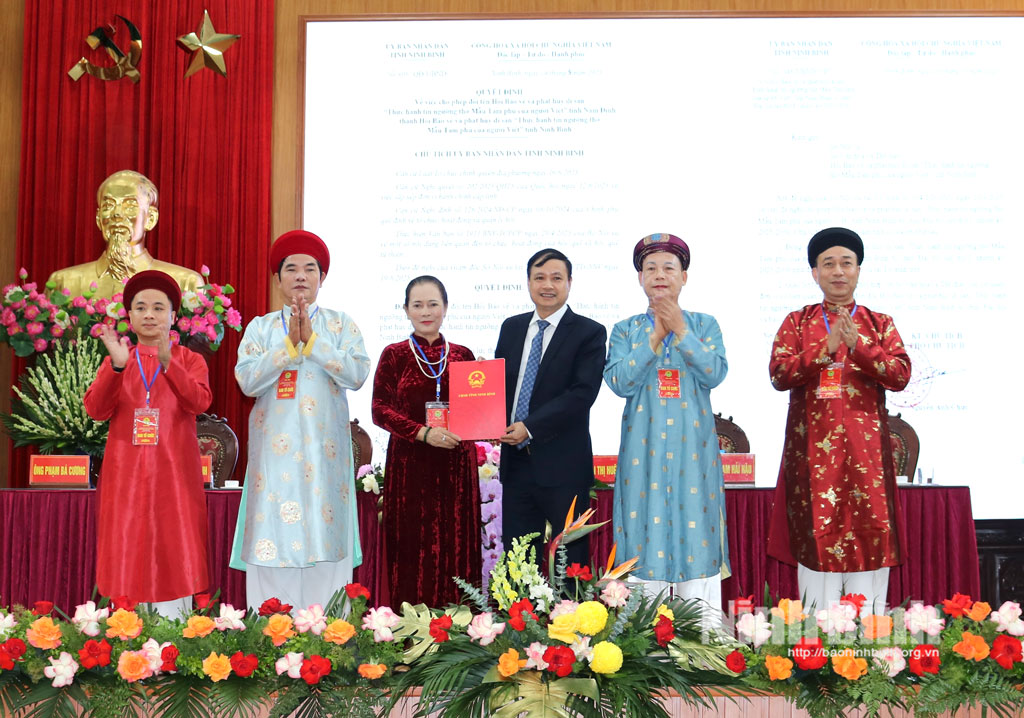 Lãnh đạo Sở Nội vụ trao Quyết định thành lập Hội Bảo vệ và Phát huy di sản “Thực hành tín ngưỡng thờ Mẫu Tam phủ của người Việt” tỉnh Ninh Bình.