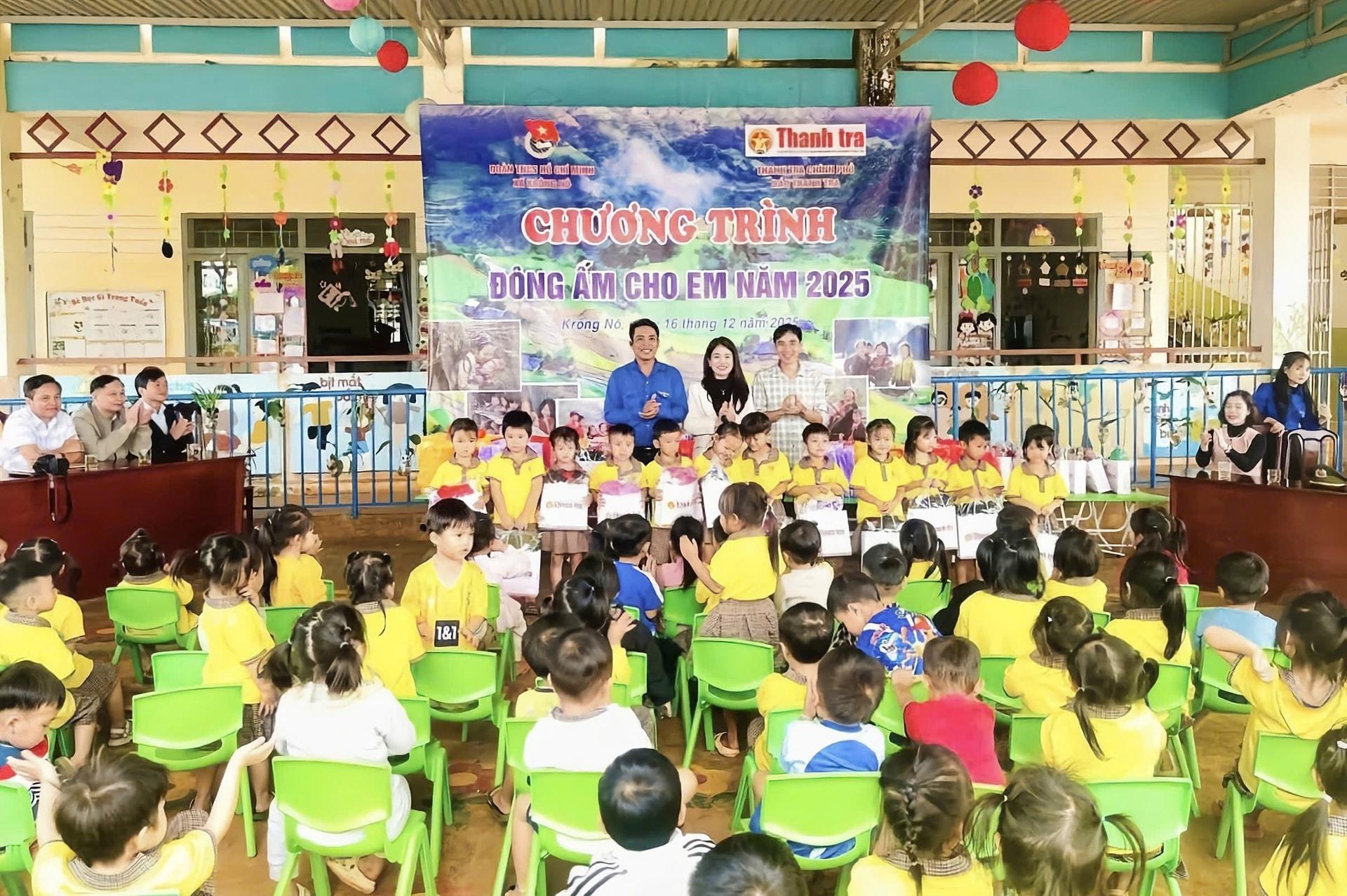 Đoàn xã Krông Nô phối hợp Báo Thanh tra tổ chức chương trình Đông ấm cho em, tặng 120 suất quà cho thiếu nhi trên địa bàn