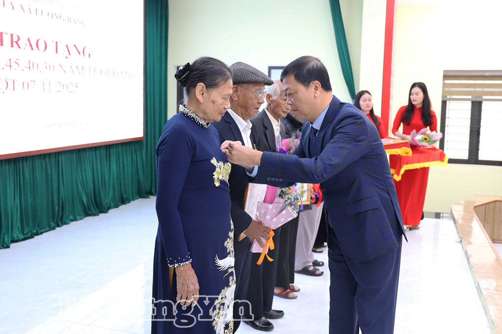 Lãnh đạo Đảng ủy xã Lương Bằng trao Huy hiệu 60 năm tuổi Đảng tặng các đảng viên. Ảnh: Phương Minh