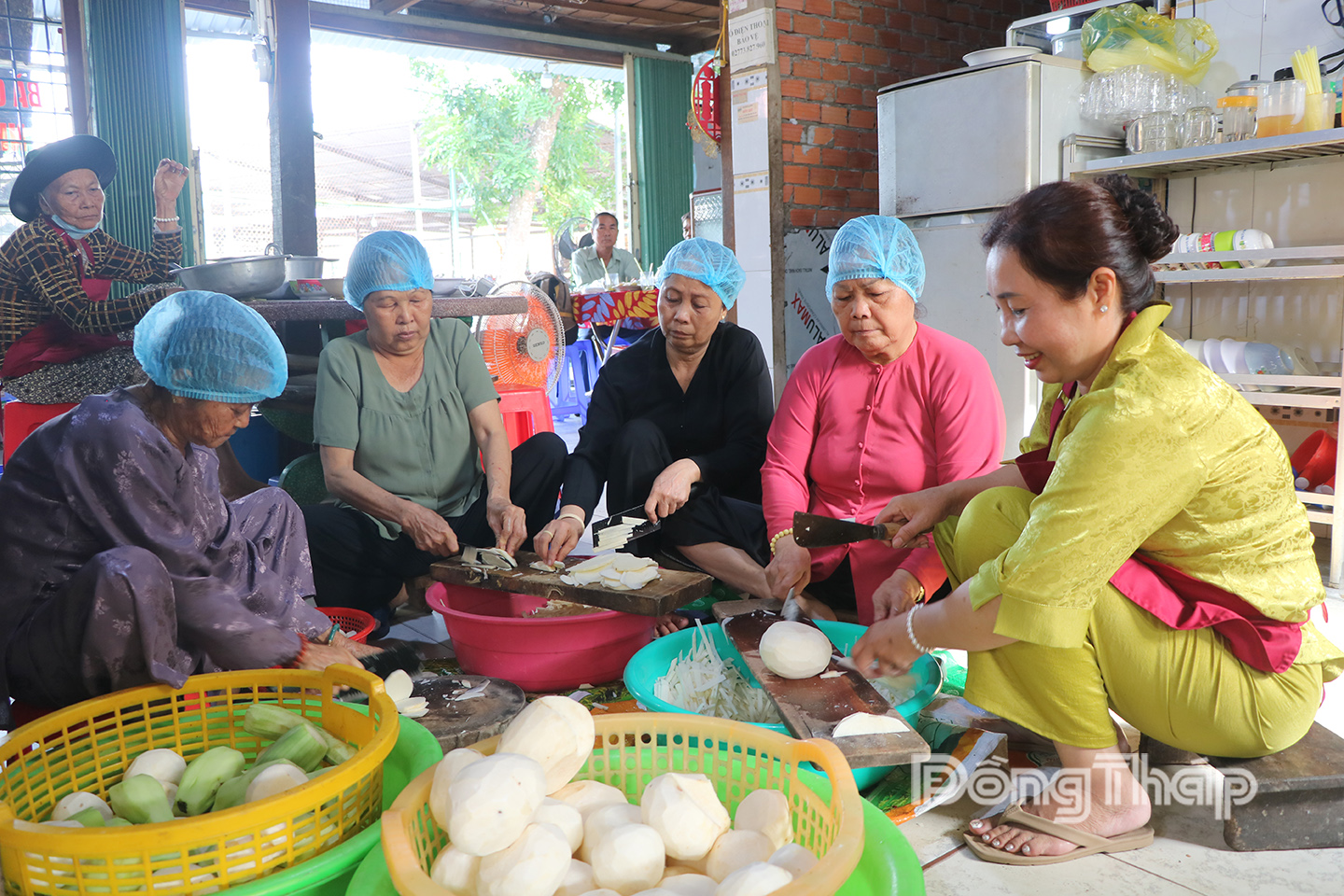 Thành viên Tổ từ thiện cơm, cháo, nước Bệnh viện Đa khoa khu vực Tháp Mười xắt rau, củ chuẩn bị nấu ăn.