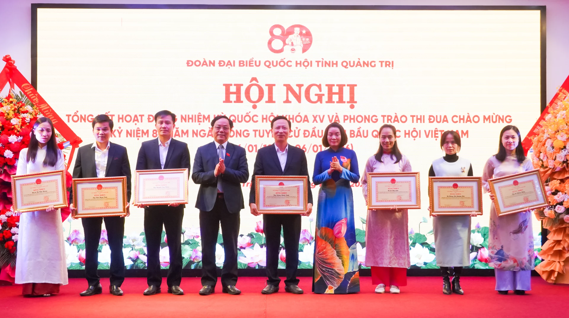 Đồng chí Hoàng Nam, Phó Chủ tịch Thường trực UBND tỉnh trao bằng khen của Chủ tịch UBND tỉnh cho các cá nhân - Ảnh: N.H      