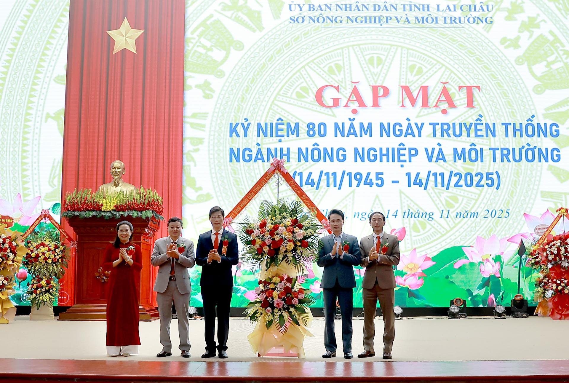 Đồng chí Hà Văn Um - Nguyên Giám đốc Sở Nông nghiệp và Môi trường phát biểu tại buổi gặp mặt.  Đồng chí Hà Trọng Hải - Phó Chủ tịch UBND tỉnh tặng hoa chúc mừng tại buổi gặp mặt.