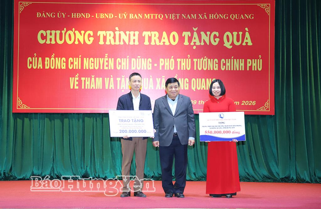 Đồng ch&iacute; Nguyễn Ch&iacute; Dũng, Ủy vi&ecirc;n Ban Chấp h&agrave;nh Trung ương Đảng, Ph&oacute; Thủ tướng Ch&iacute;nh phủ trao trang thiết bị tặng Trạm Y tế x&atilde; Hồng Quang v&agrave; Trường Mầm non Tiền Phong.