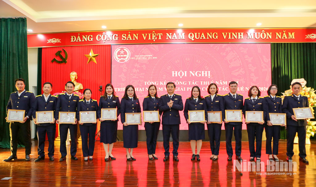 L&atilde;nh đạo Thuế tỉnh Ninh B&igrave;nh trao tặng Giấy khen của Thuế tỉnh Ninh B&igrave;nh cho c&aacute;c tập thể, c&aacute; nh&acirc;n c&oacute; th&agrave;nh t&iacute;ch xuất sắc năm 2025.
