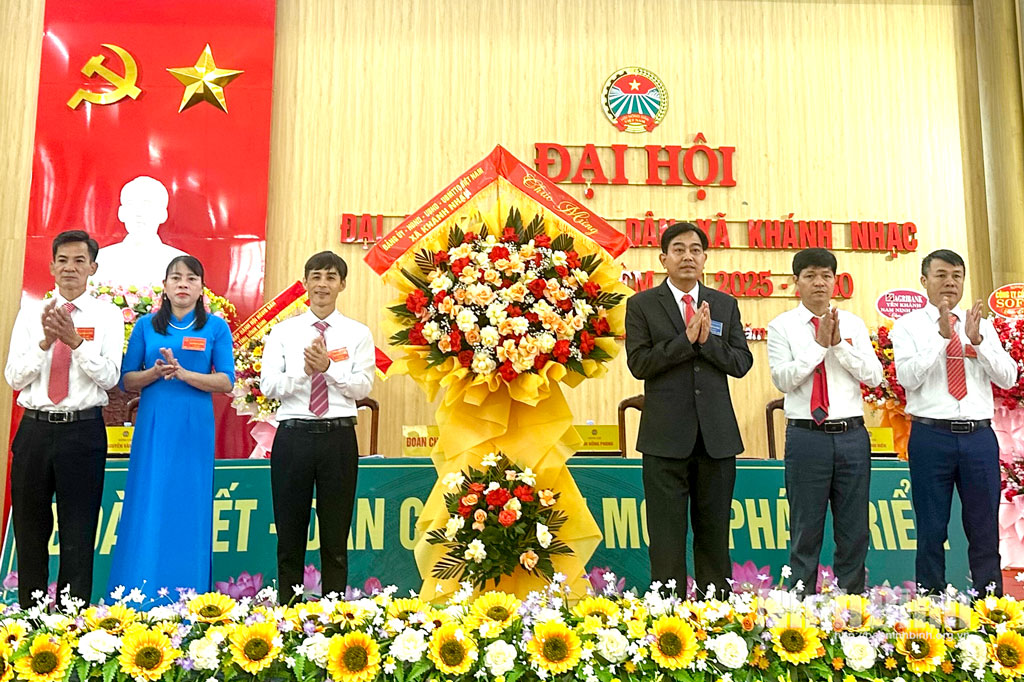 Lãnh đạo xã Khánh Nhạc tặng hoa chúc mừng Đại hội.