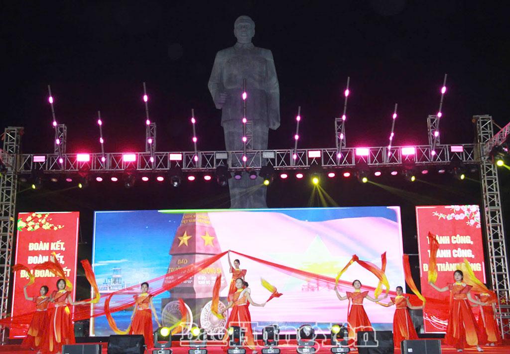 Tiết mục văn nghệ của các đoàn viên, thanh niên trong tỉnh.