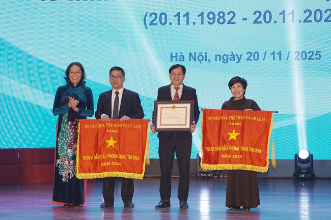 Trường Đại học Văn hóa Hà Nội tổ chức gặp mặt kỷ niệm 43 năm Ngày Nhà giáo Việt Nam - Ảnh 1. Trường Đại học Văn hóa Hà Nội tổ chức gặp mặt kỷ niệm 43 năm Ngày Nhà giáo Việt Nam - Ảnh 1.