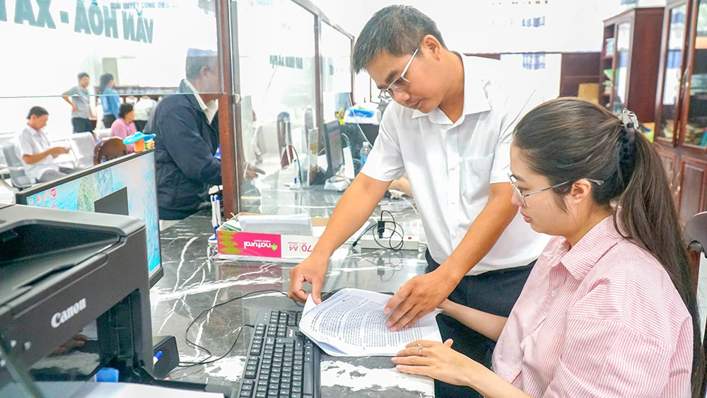 Tận tụy phục vụ nhân dân