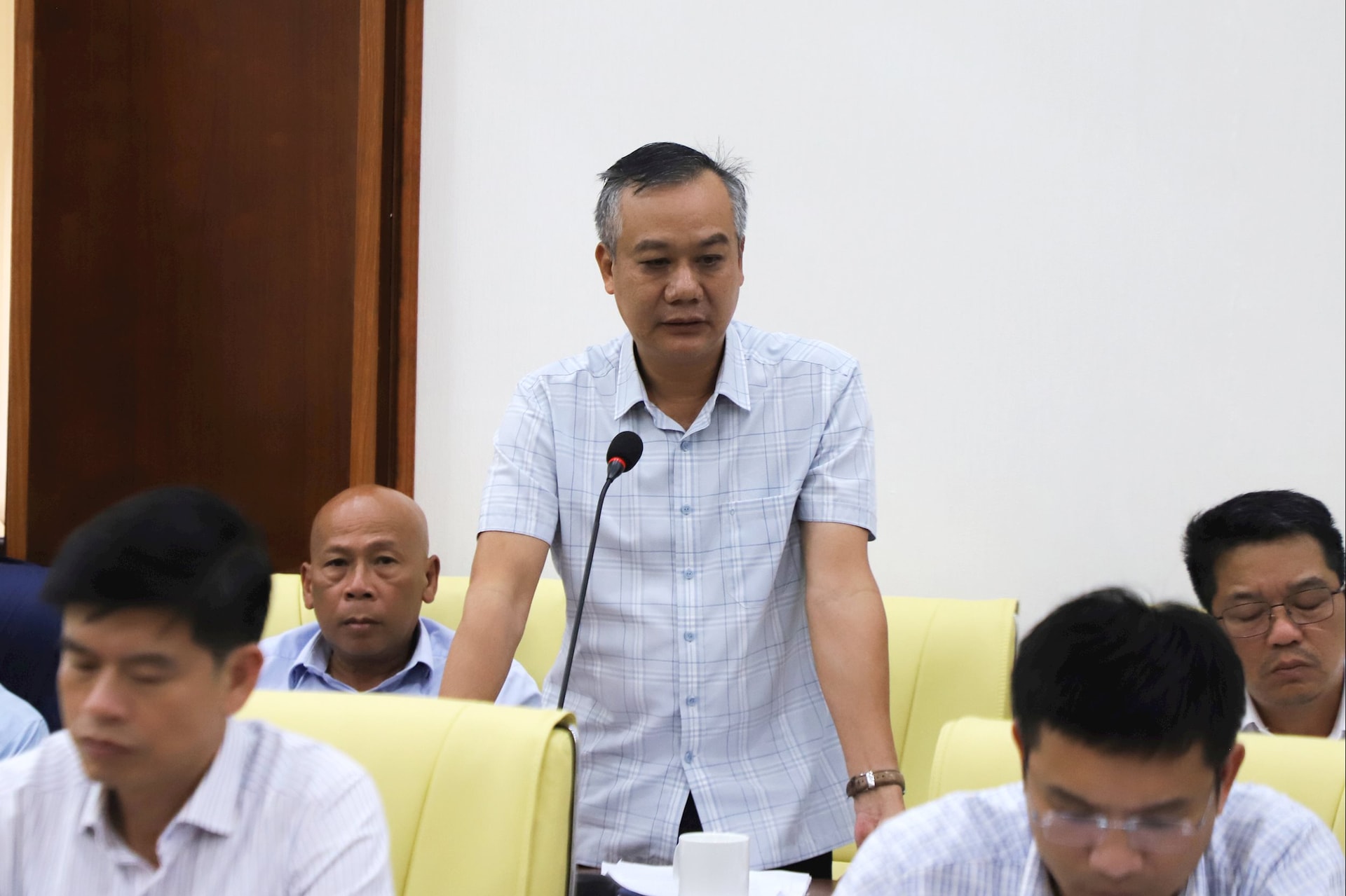 Giám đốc Ban Quản lý dự án Đầu tư xây dựng khu vực Gia Nghĩa, Vũ Tá Vượng báo cáo tiến độ giải ngân một số dự án