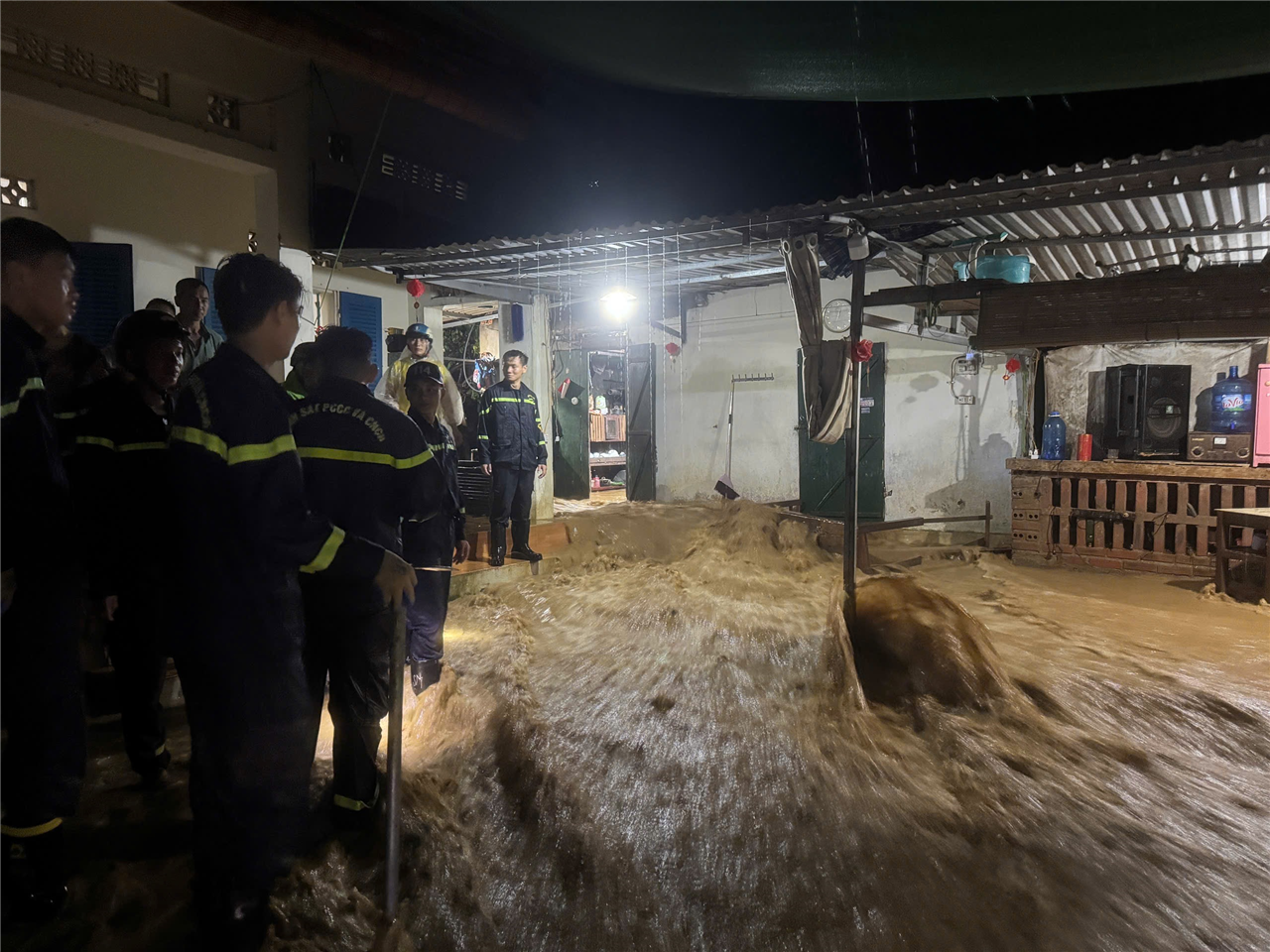 Cán bộ, chiến sĩ Công an Sơn La dọn dẹp bùn đất, khơi thông cống rãnh, hỗ trợ người dân đến nơi an toàn, giúp Nhân dân bị ảnh hưởng mưa lũ sớm ổn định cuộc sống.