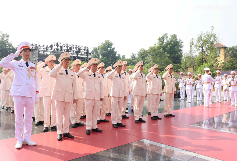 Kỷ niệm 79 năm Ngày Thương binh-Liệt sĩ: Lãnh đạo Đảng, Nhà nước tưởng niệm các Anh hùng liệt sĩ và viếng Chủ tịch Hồ Chí Minh- Ảnh 5.